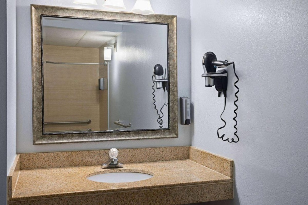 Days Inn by Wyndham Queensbury/Lake George Image 31