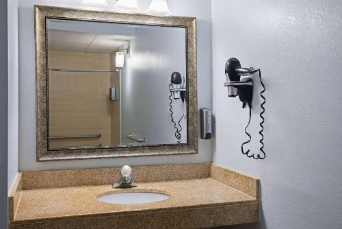 Days Inn by Wyndham Queensbury/Lake George image 31