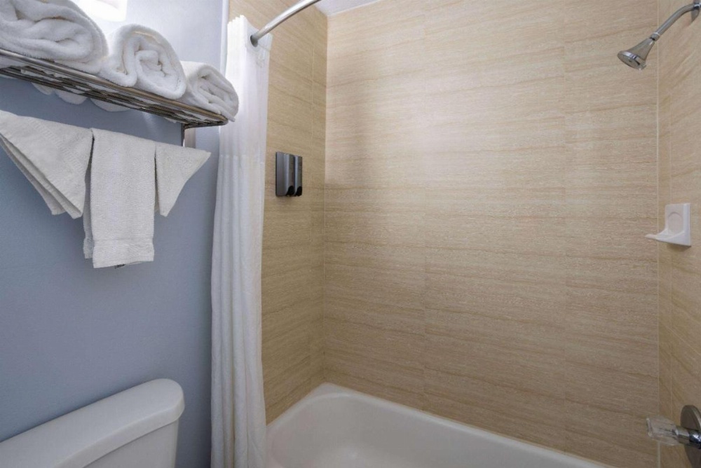 Days Inn by Wyndham Queensbury/Lake George Image 37