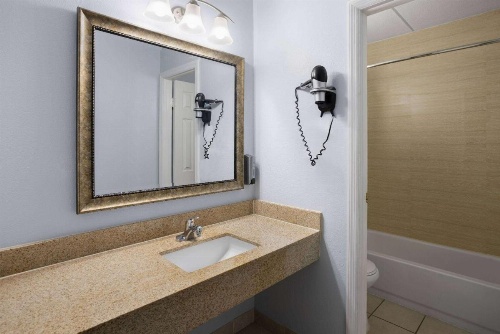 Days Inn by Wyndham Queensbury/Lake George image 38